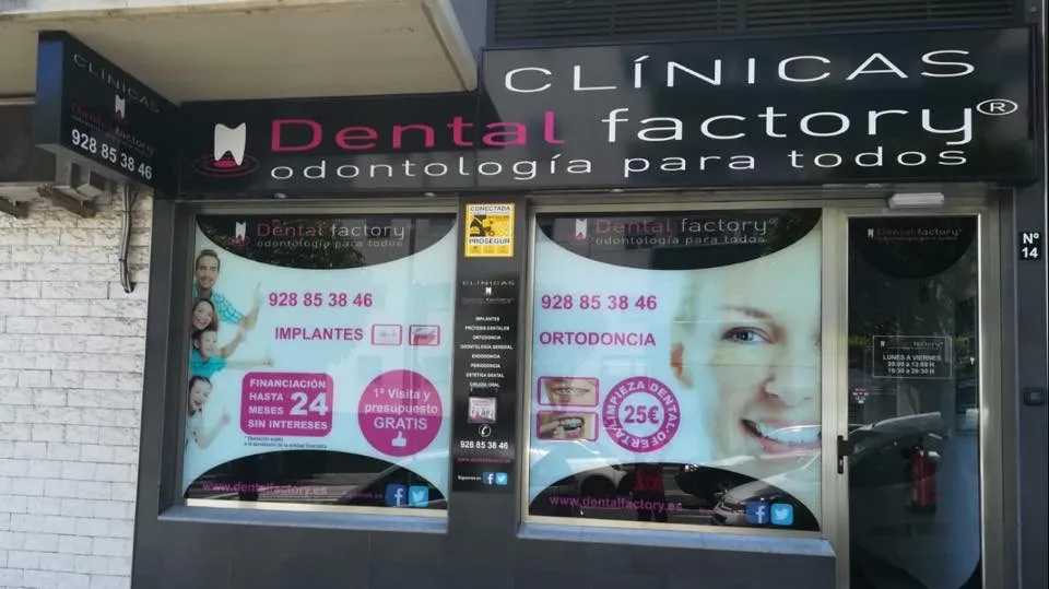 Escaparate comercial con rotulación